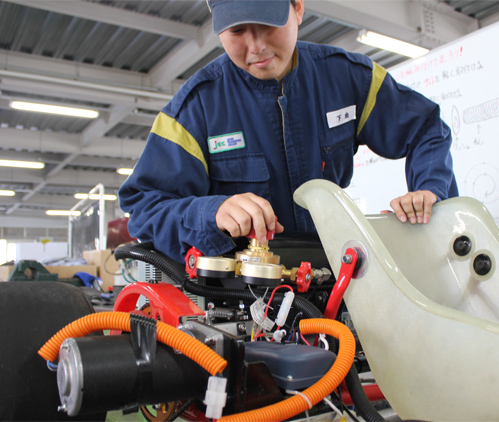 電気自動車や水素自動車など最先端技術を学ぶ