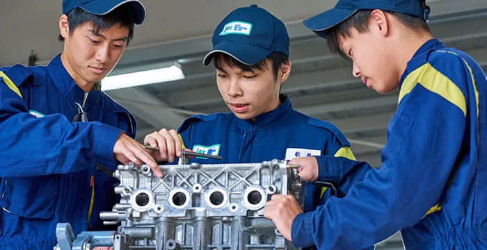 自動車整備士になるための授業風景