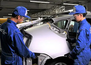 自動車車体整備士を目指す授業