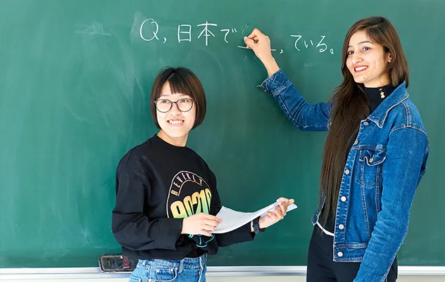 女性が日本語を教えている様子